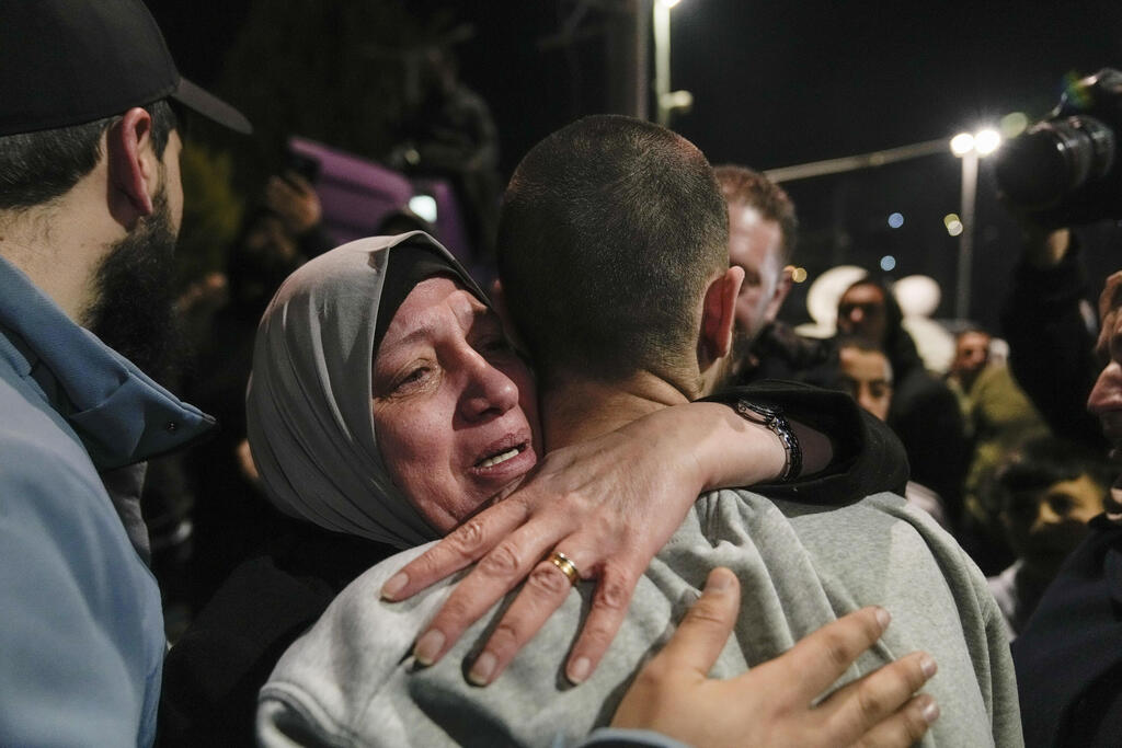 צילום: AP Photo/Nasser Nasser חגיגות ב רמאללה שחרור מחבל מחבלים ב עסקת החטופים עסקה ב חגיגות ב רמאללה