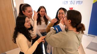 רגע האיחוד המרגש של ארבע התצפיתניות עם חברתן אגם ברגר