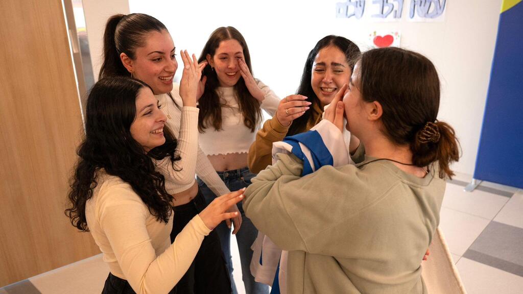חמש התצפיתניות יחד אחרי השבי (צילום: דובר צה"ל) רגע האיחוד המרגש של ארבע התצפיתניות עם חברתן אגם ברגר