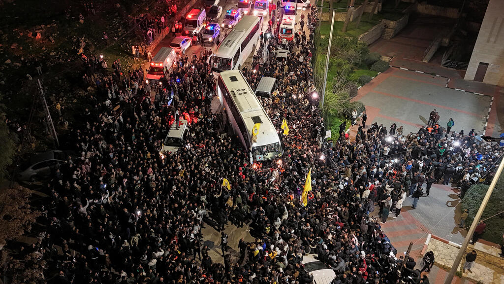 צילום:REUTERS/Stringer חגיגות ב רמאללה שחרור מחבל מחבלים ב עסקת החטופים עסקה ב חגיגות ב רמאללה
