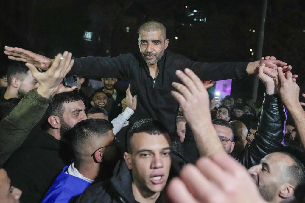 צילום: AP Photo/Nasser Nasser זכריא זביידי מחבל ששוחרר ב עסקת החטופים עסקה ב חגיגות ב רמאללה