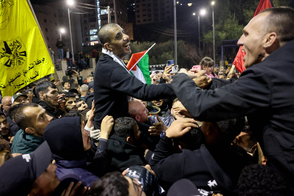 צילום: AHMAD GHARABLI / AFP זכריא זביידי מחבל ששוחרר ב עסקת החטופים עסקה ב חגיגות ב רמאללה