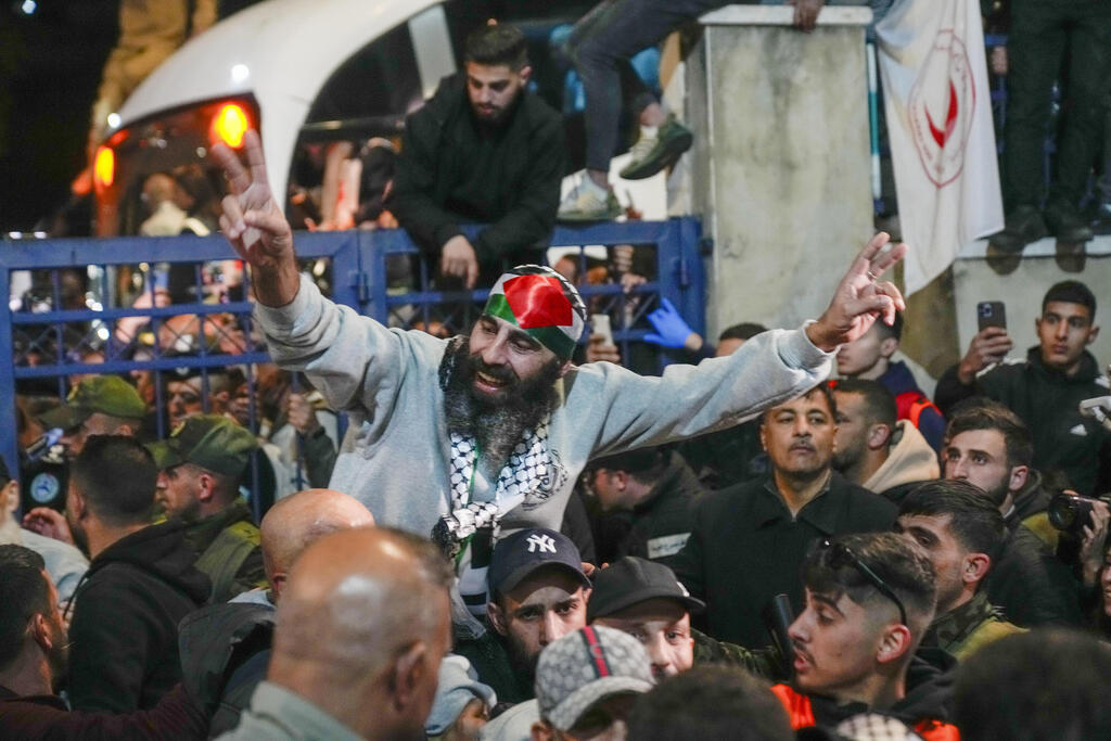 צילום: AP Photo/Nasser Nasser חגיגות ב רמאללה שחרור מחבל מחבלים ב עסקת החטופים עסקה ב חגיגות ב רמאללה