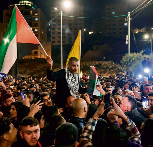 זביידי חוגג את שחרורו, אתמול | צילום: אי־אף־פי, AHMAD GHARABLI yk14243535