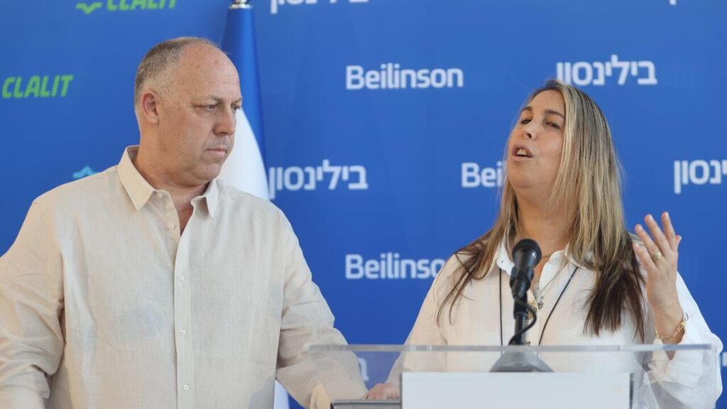 הוריה של אגם ברגר בהצהרה לתקשורת (צילום: מוטי קמחי) הצהרה לתקשורת משפחתה של אגם ברגר שחזרה משבי חמאס