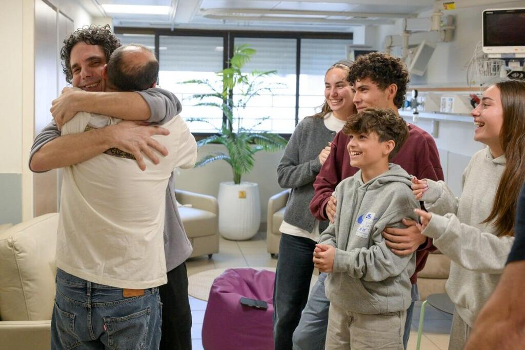 המפגש עם האח (צילום: מעיין טואף / לע"מ) עופר קלדרון עם אחיו וילדיו בבית החולים שיבא