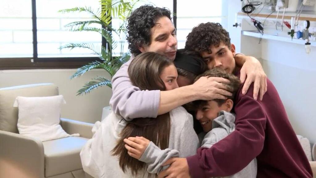החיבוק עם הילדים (צילום: עומר מירון / לע"מ) עופר קלדרון עם ילדיו בבית החולים שיבא