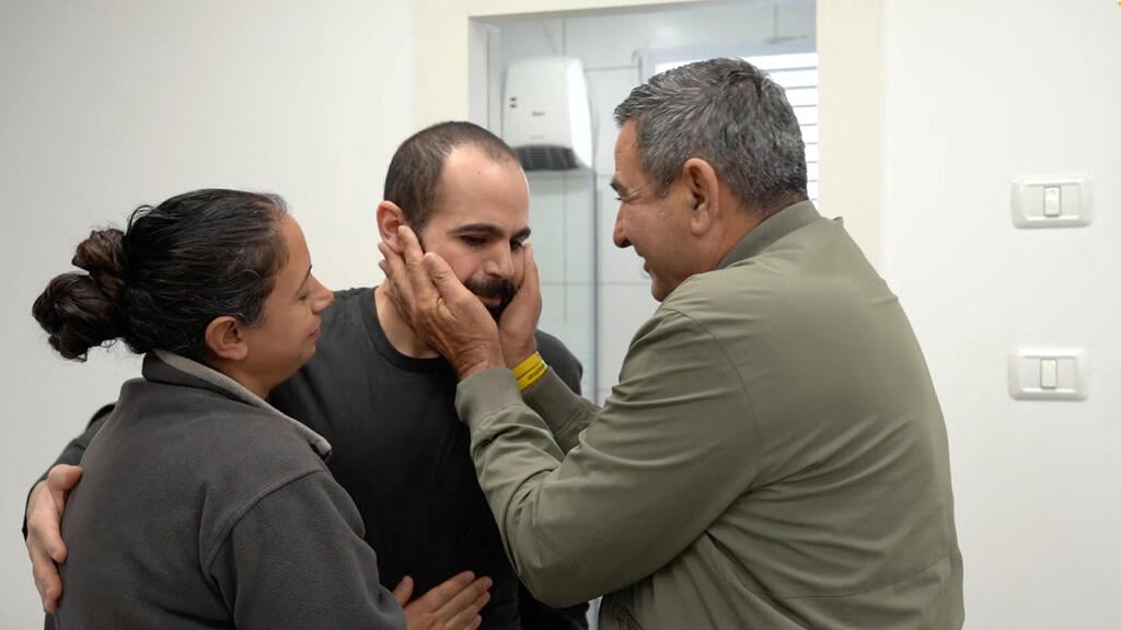 Yarden with family, but without his wife and kids (Photo: IDF) ירדן ביבס עם משפחתו בשיבא
