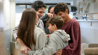 עופר קלדרון עם ילדיו בבית החולים שיבא