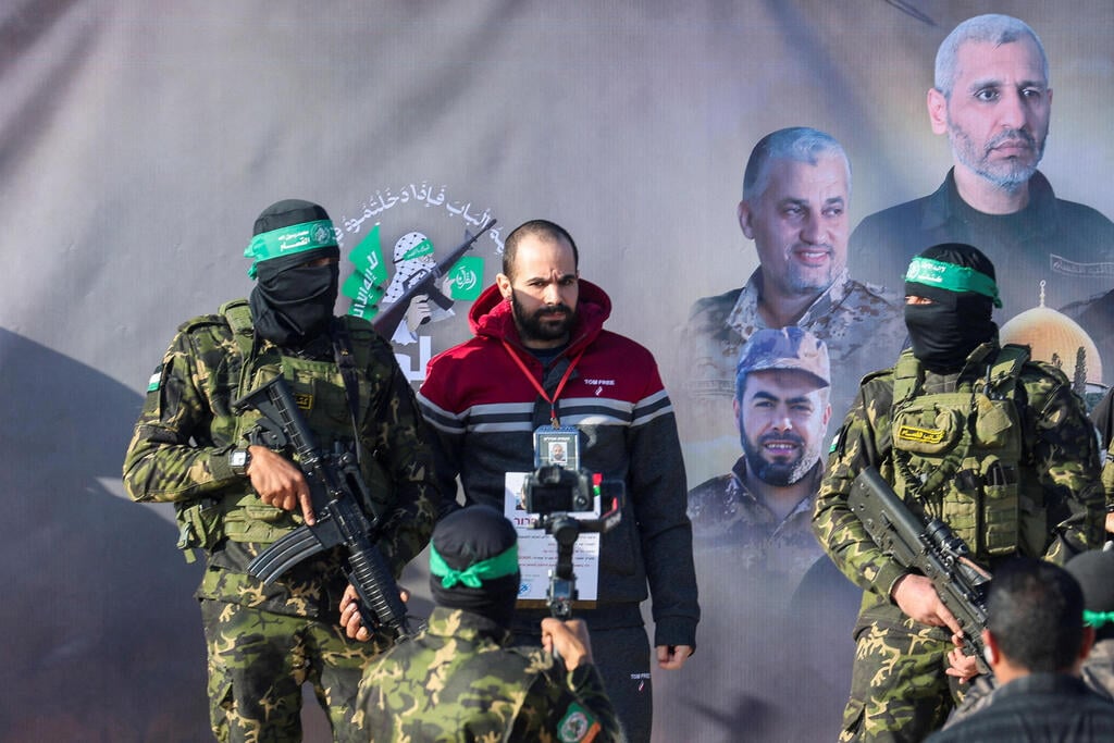 Yarden Bibas surrounded by Hamas terrorists (Photo: REUTERS/Ramadan Abed ) ירדן ביבס