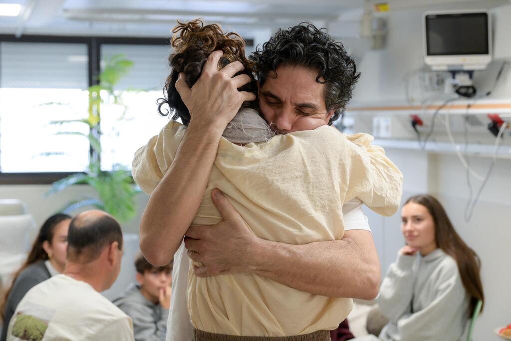 החיבוק לאלה (צילום: מעיין טואף / לע"מ) עופר קלדרון פוגש את בת זוגו בבית חולים שיבא
