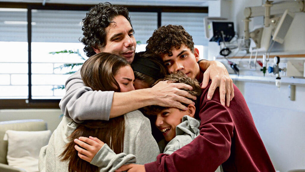 "כולם בסדר, אבא, כולם בסדר". עופר קלדרון וארבעת ילדיו בחיבוק שחיכו לו 484 ימים | צילום: מעיין טואף, לע"מ yk14244078