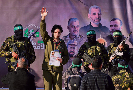 מנופף לקהל ב"טקס השחרור" בחאן־יונס | צילום: Abdel Kareem, אי־פי yk14244261