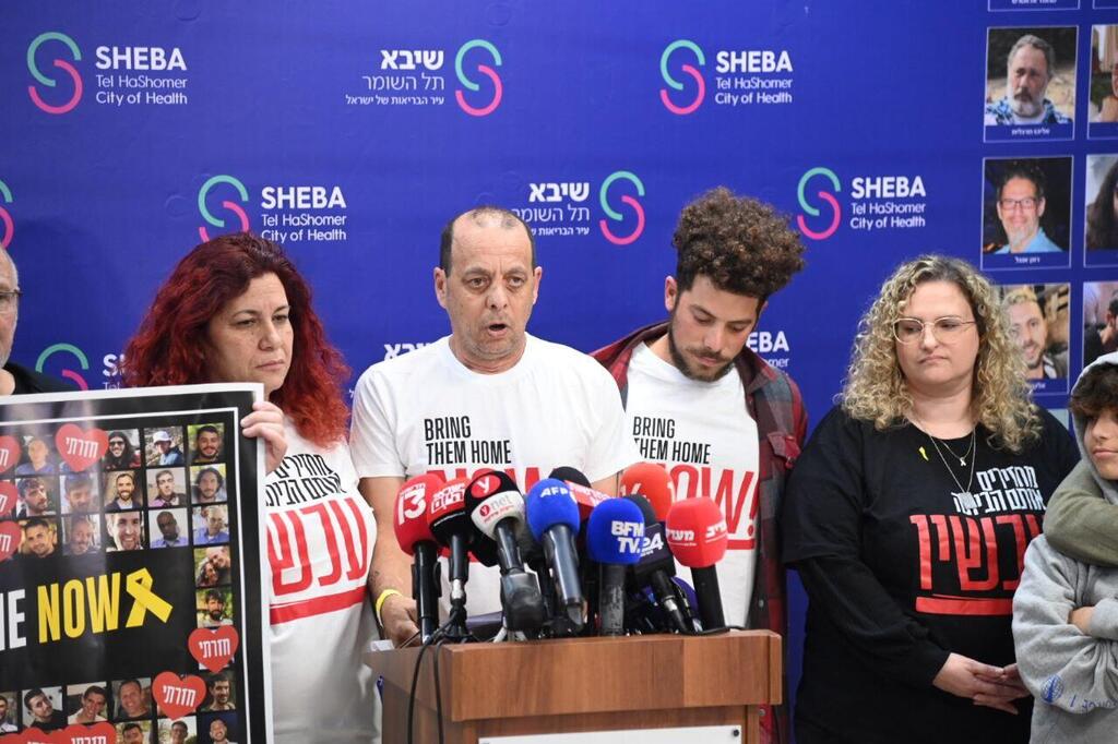 הצהרת משפחתו של עופר קלדרון מבית החולים שיבא (צילום: יאיר שגיא ) הצהרת משפחתו של עופר קלדרון מבית החולים שיבא