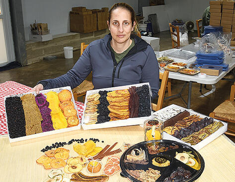 עידן אישח עם תוצרת "עידן הפרי" | צילום: אביהו שפירא yk14249840