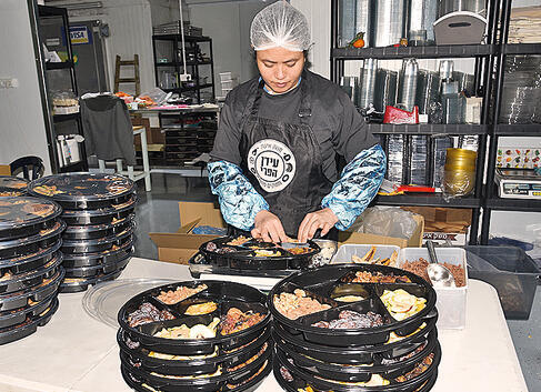 עובדת המפעל מכינה פירות יבשים לט"ו בשבט | צילום: אביהו שפירא yk14249844