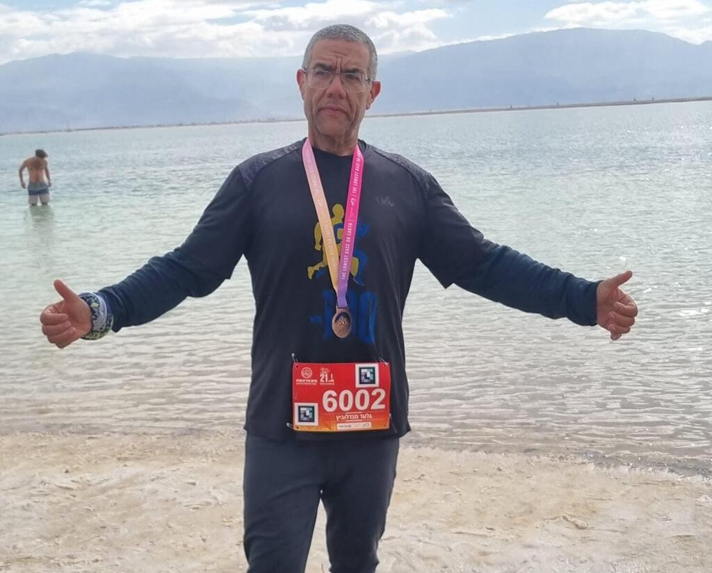 ''חודש וחצי אחרי הניתוח התחלתי לצאת להליכות קצרות''. גלעד במרתון ים המלח (צילום: אלבום פרטי) גלעד מנדלוביץ