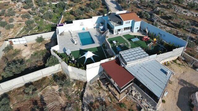 Luxury apartments in the West Bank (Photo: Regavim) מתחמי יוקרה במרחב קו התפר