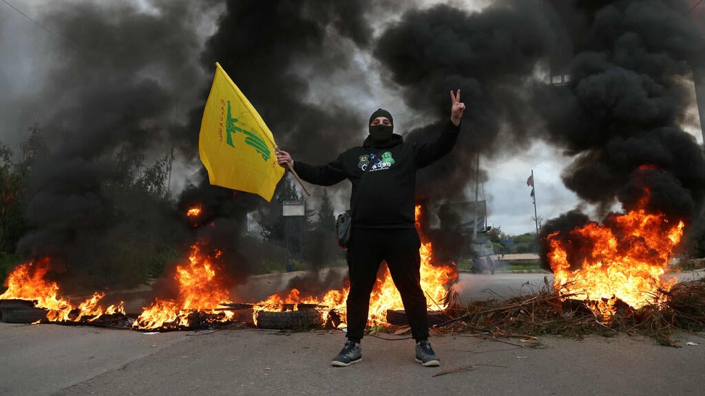 Pro-Hezbollah protest in Lebanon (Photo: Ibrahim AMRO / AFP) הפגנות בלבנון נגד מורגן אורטגוס, סגנית השליח האמריקני למזרח התיכון