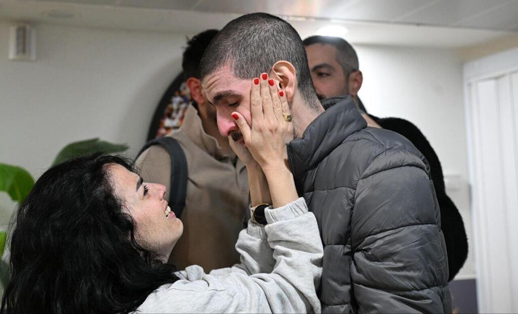 Levy reunites with his family in the hospital (Photo: GPO) אור לוי במפגש המרגש עם בני משפחתו, עם הגעתו לבית החולים שיבא