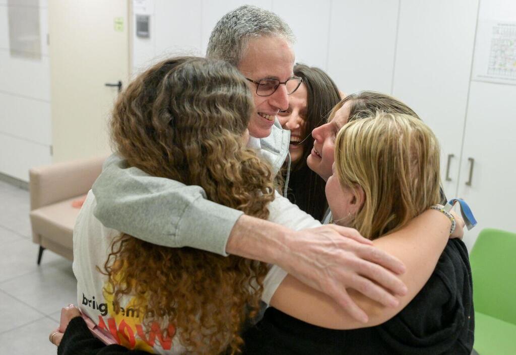 אוהד עם אשתו רז ובנותיהם יולי, נטלי ואלה (צילום: מעיין טואף / לע"מ) אוהד בן-עמי במפגש המרגש עם בנותיו: יולי, נטלי ואלה, עם אמו אסתר ועם אחיו קובי, מלווה באשתו רז, בבית החולים איכילוב