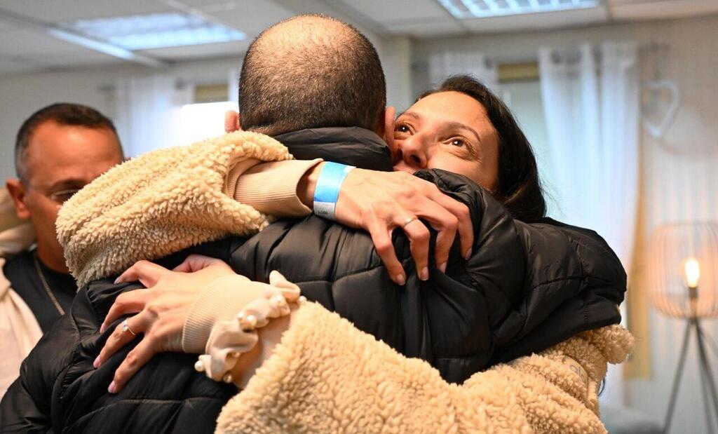 צילום: חיים צח / לע"מ אליהו (אלי) שרעבי במפגש המרגש עם אחיו שרון ואחיותיו אסנת והילה, בבית החולים שיבא