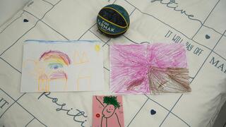 אחיו של אור לוי מניח את הכדור והציורים של אלמוג בנו של אור בנקודת הקליטה הראשונית