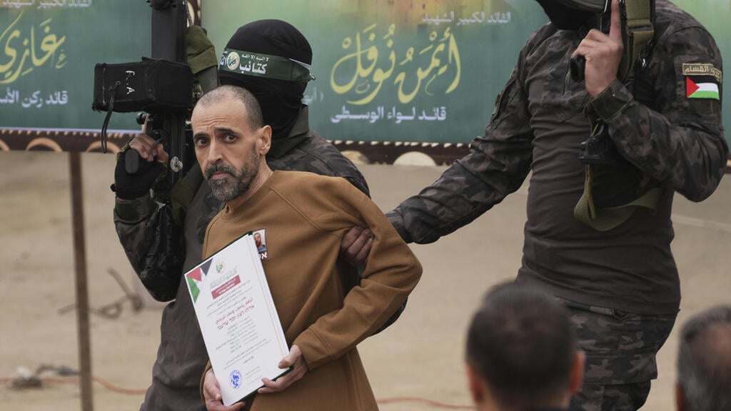 A weak and emaciated Eli Sharabi being released by Hamas after 491 days (Photo: Abdel Kareem Hana / AP) שחרור חטופים - פעימה חמישית