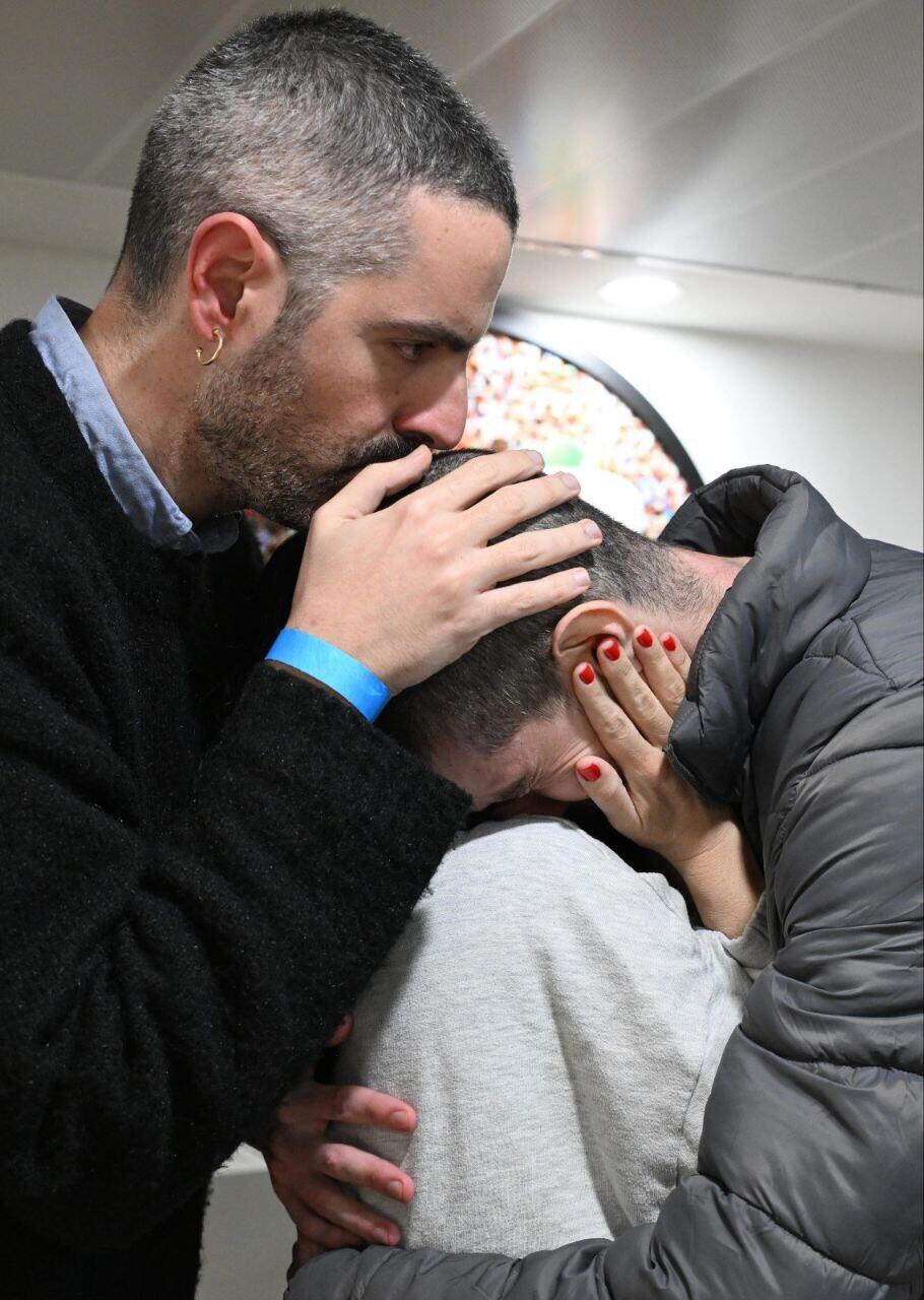 צילום: חיים צח / לע"מ אור לוי במפגש המרגש עם בני משפחתו, עם הגעתו לבית החולים שיבא