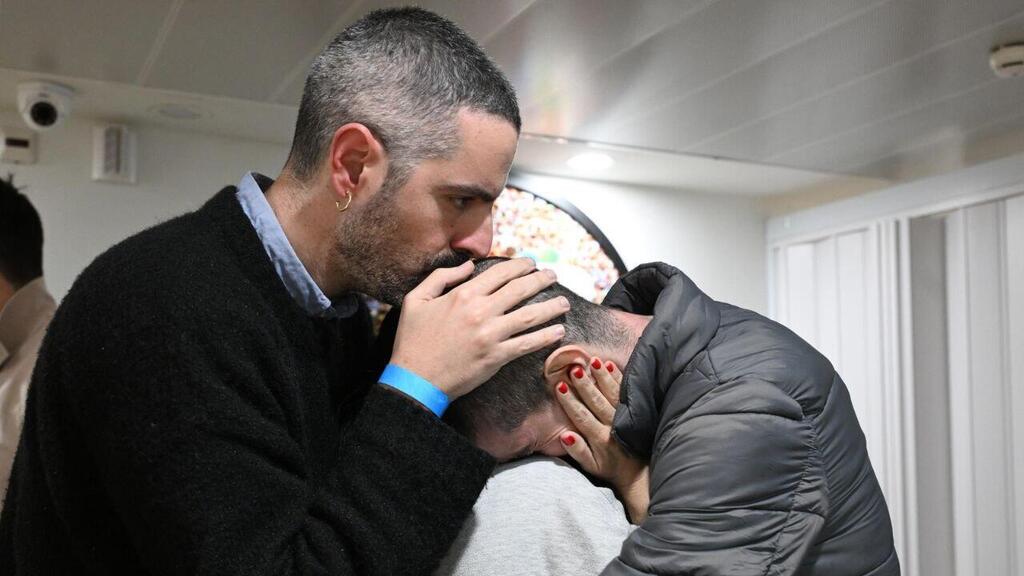 Or Levy with his family (Photo: GPO) אור לוי במפגש המרגש עם בני משפחתו, עם הגעתו לבית החולים שיבא