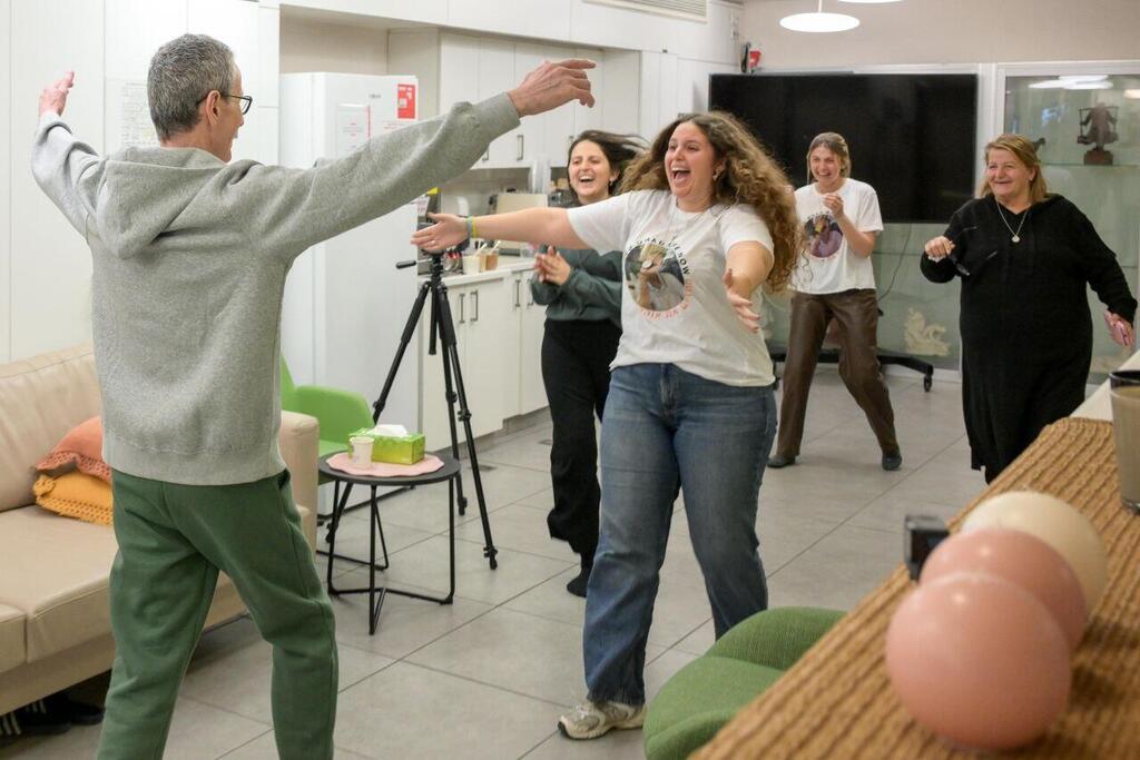 צילום: מעיין טואף / לע"מ אוהד בן-עמי במפגש המרגש עם בנותיו: יולי, נטלי ואלה, עם אמו אסתר ועם אחיו קובי, מלווה באשתו רז, בבית החולים איכילוב