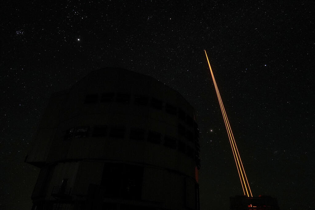 קרני לייזר יוצאות מכיפת טלסקופ VTL (צילום: REUTERS/Rodrigo Gutierrez) קרני לייזר יוצאות מכיפת טלסקופ VTL