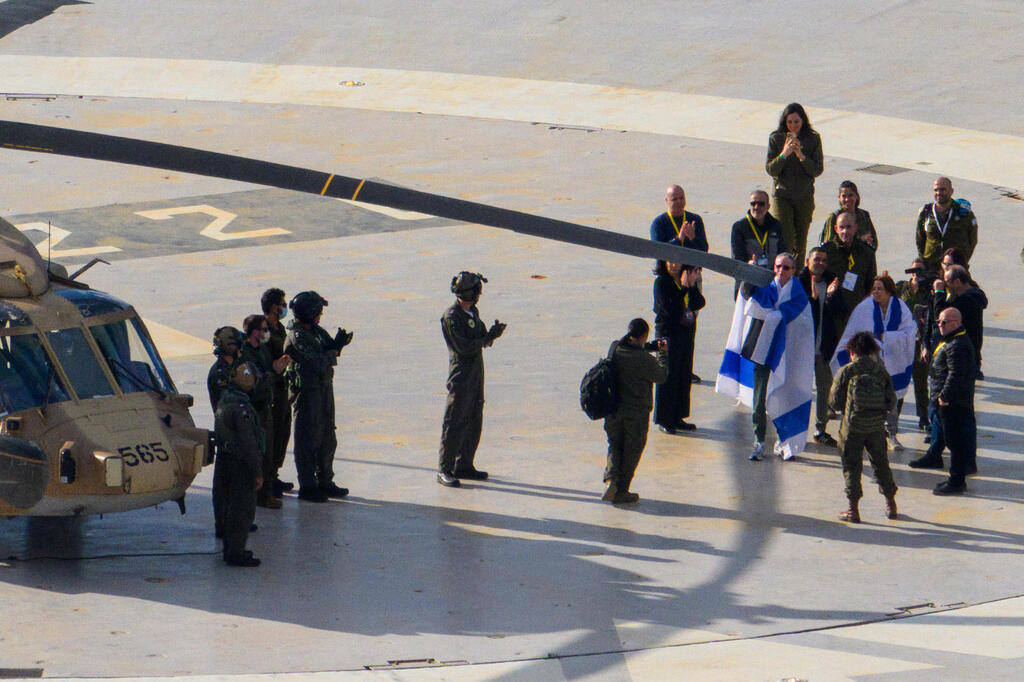 גם אוהד התעטף בדגל ישראל, ברדתו מהמסוק במנחת של איכילוב (צילום: Alexi J. Rosenfeld/Getty Images) אוהד בן עמי עטוף בדגל ישראל