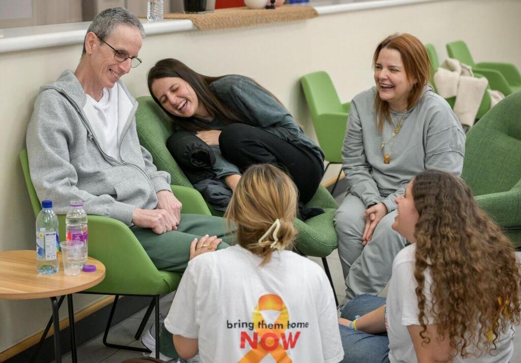 צילום: מעיין טואף / לע"מ אוהד בן-עמי במפגש המרגש עם בנותיו: יולי, נטלי ואלה, עם אמו אסתר ועם אחיו קובי, מלווה באשתו רז, בבית החולים איכילוב