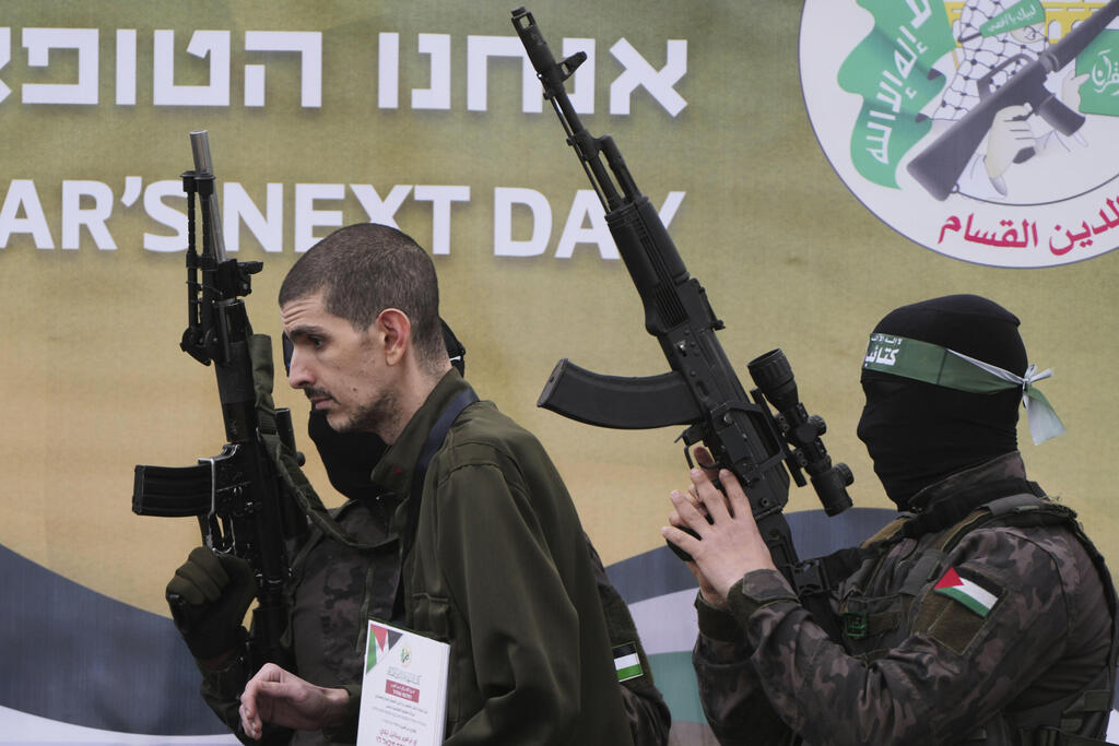 Levy paraded by Hamas before his release (Photo: AP Photo/Abdel Kareem Hana) שחרור חטופים - פעימה חמישית