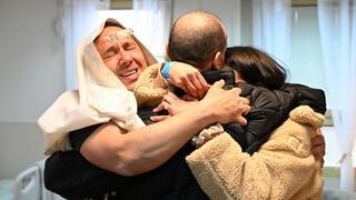 אליהו (אלי) שרעבי במפגש המרגש עם אחיו שרון ואחיותיו אסנת והילה, בבית החולים שיבא