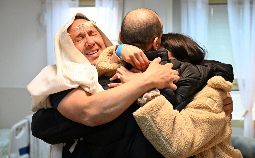צילום: חיים צח / לע"מ אליהו (אלי) שרעבי במפגש המרגש עם אחיו שרון ואחיותיו אסנת והילה, בבית החולים שיבא