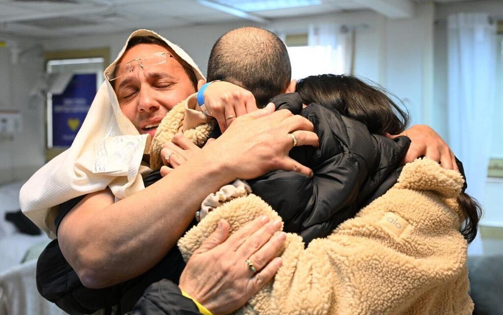 שרון שרעבי בחיבוק עם האח אלי. "נצמיח חיים חדשים" (צילום: חיים צח / לע"מ) אליהו (אלי) שרעבי במפגש המרגש עם אחיו שרון ואחיותיו אסנת והילה, בבית החולים שיבא