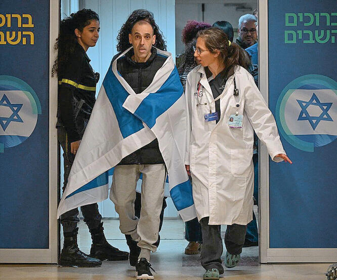 עטוף בדגל ישראל. שרעבי נכנס לשיבא, אתמול | צילום: דובר צהל yk14252489