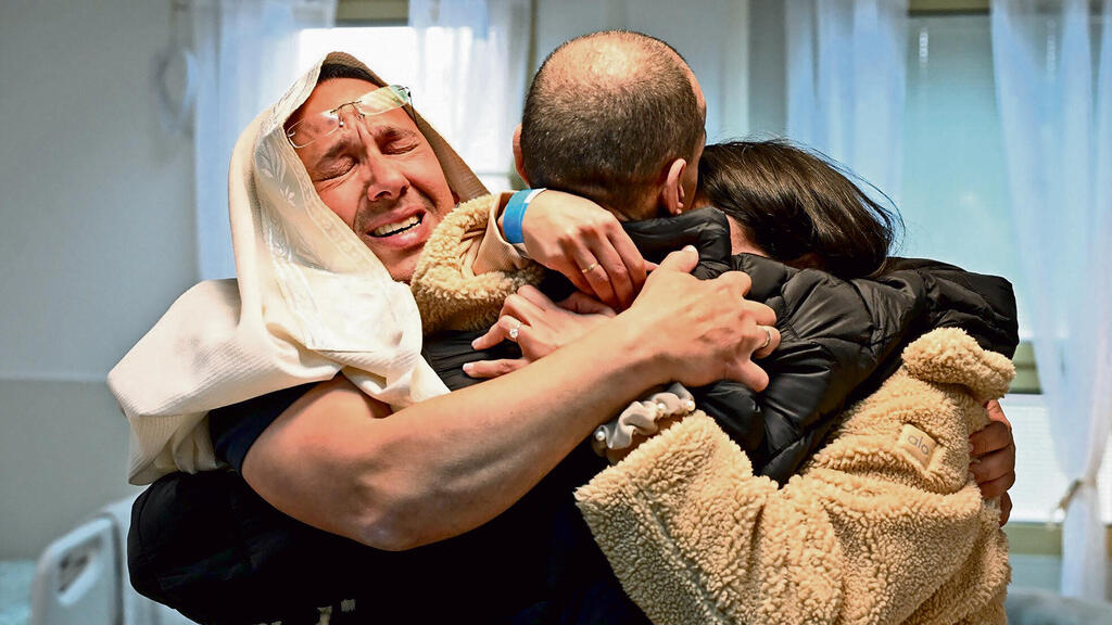 "ברוך פודה שבויים". שרון שרעבי מקבל בחיבוק ובדמעות את אחיו אלי בבית החולים, אתמול | צילום: חיים צח, לע"מ yk14252592