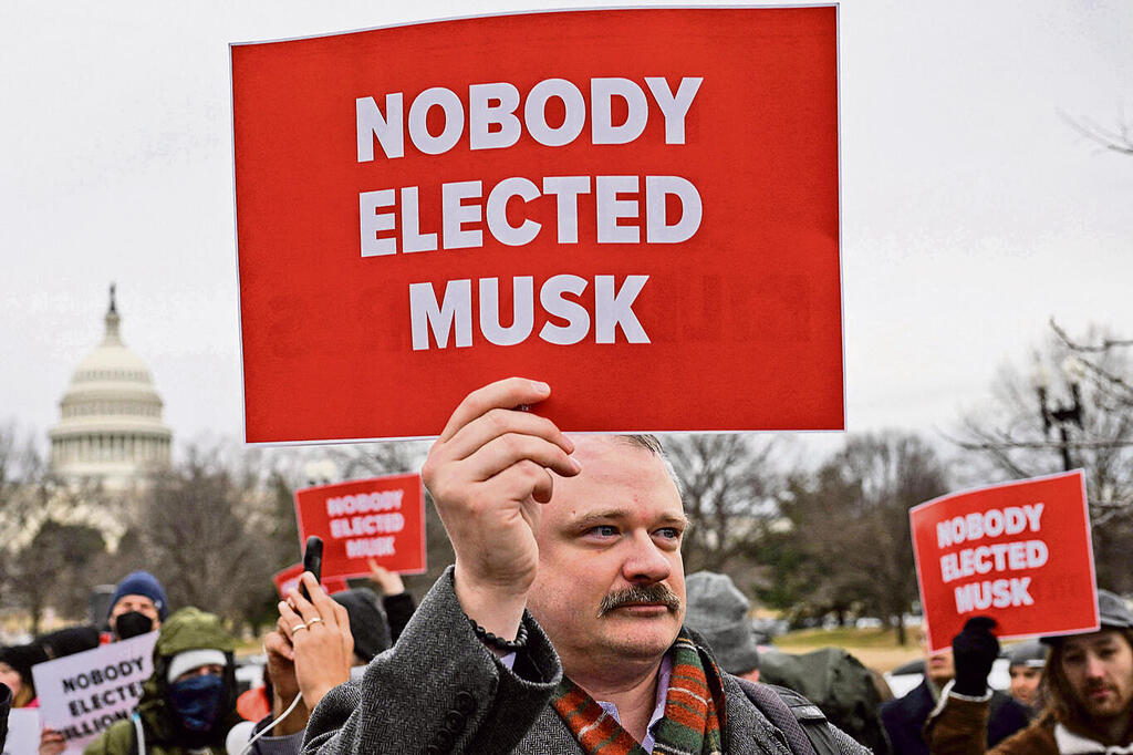 "אף אחד לא בחר במאסק". מפגין נגד תוכנית ההשתלטות בוושינגטון | צילום: Drew ANGERER / AFP yk14252891