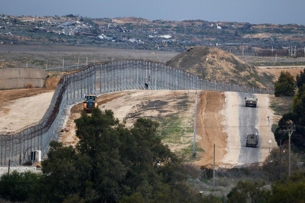 גבול הרצועה, אחרי הנסיגה מנצרים היום (צילום:REUTERS/Amir Cohen) כוחות צה"ל בגבול ישראל עם עזה