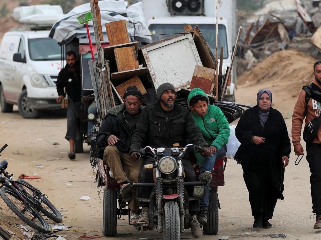 Gazans returning to the northern part of the enclave (Photo: REUTERS/Dawoud Abu Alkas) עזתים חוזרים לציר נצרים לאחר נסיגת צה"ל