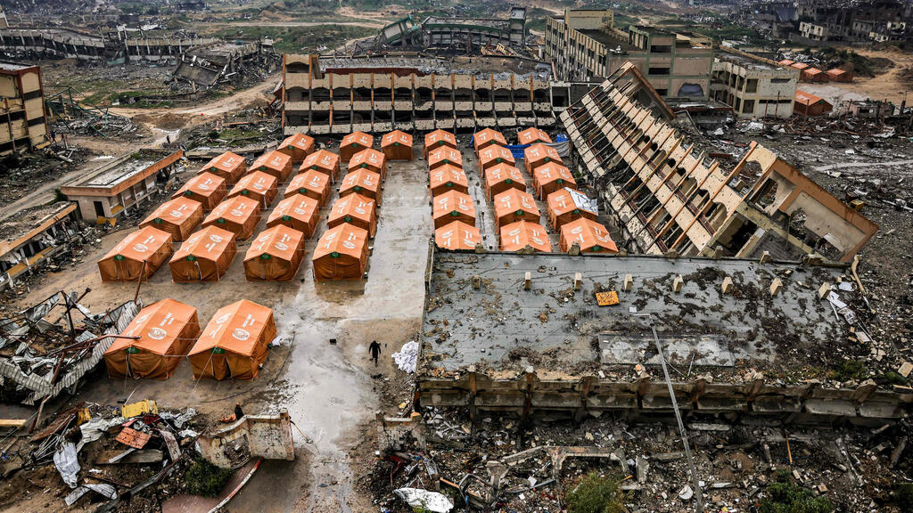 Camps in Gaza (Photo: BASHAR TALEB / AFP) אוהלים בעזה