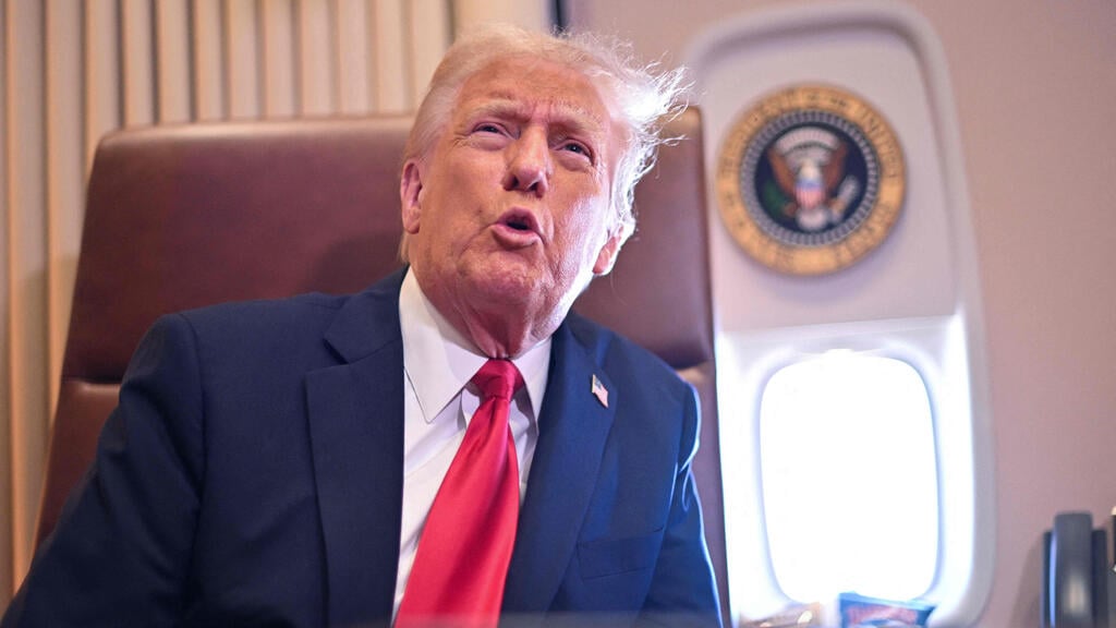 US President Donald Trump says he he has given unnamed administration officials instructions to obliterate Iran if it assassinates him (Photo: Roberto Schmidt / AFP) נשיא ארה"ב דונלד טראמפ אייר פורס 1 בדרך ל סופרבול