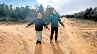 "רוח במפרשים". גדי מוזס בטיול בטבע עם בנו עודד