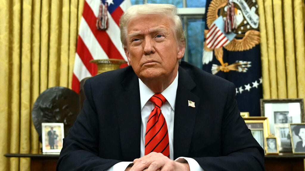 The Houthi leader rejects US President Donald Trump's Gaza plan (Photo::Andrew Caballero-Reynolds / AFP) נשיא ארה"ב טראמפ חותם על צווים ב החדר הסגלגל הבית הלבן