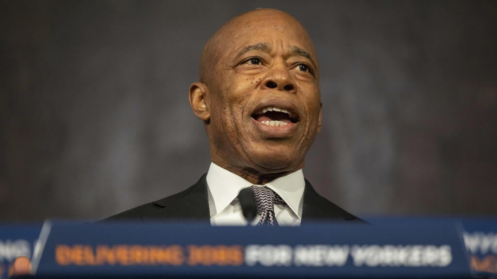 Eric Adams in his final press briefing as NYC mayor: 'I want to use Bitcoin to really deal with the antisemitism we’re seeing' (Photo: Yuki Iwamura/ AP) אריק אדמס ראש העיר ניו יורק