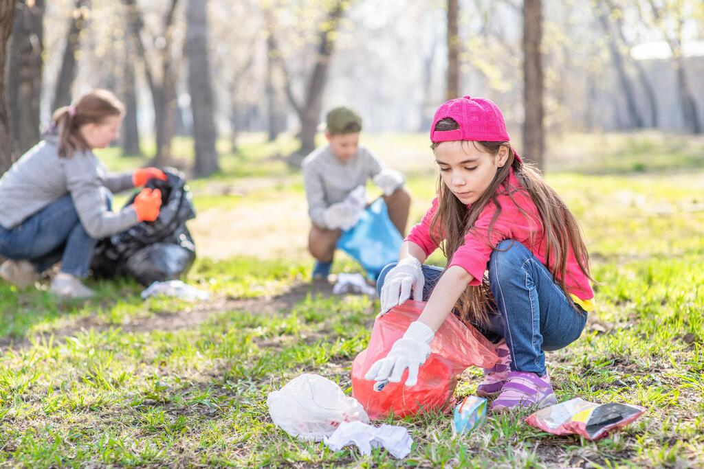 להקפיד לא להשאיר אחרינו אשפה (צילום: Shutterstock) אוספים אשפה