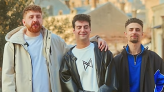 אסף (ספאל) מישייב (במרכז) עם שותפיו ללהקה
